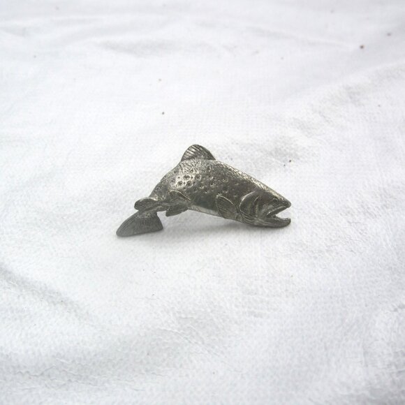 VTG 1988 PEWTER BASS PIN, SIGNED GG HARRIS #125 - Picture 2 of 4